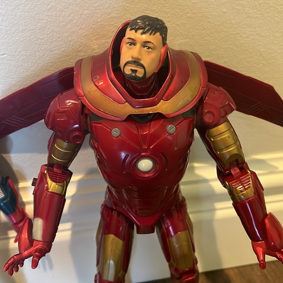 Lot of 2 Avengers action figures, Captain America & Iron Man - Picture 3 of 3